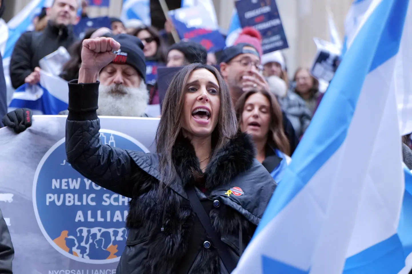 Meeleavaldus antisemitismi vastu New Yorkis 31. jaanuaril 2024. Meeleavaldajad süüdistasid linna koolidevalitsuse juhti David Banki võimetuse pärast piirata antisemitismi New Yorgi koolides.