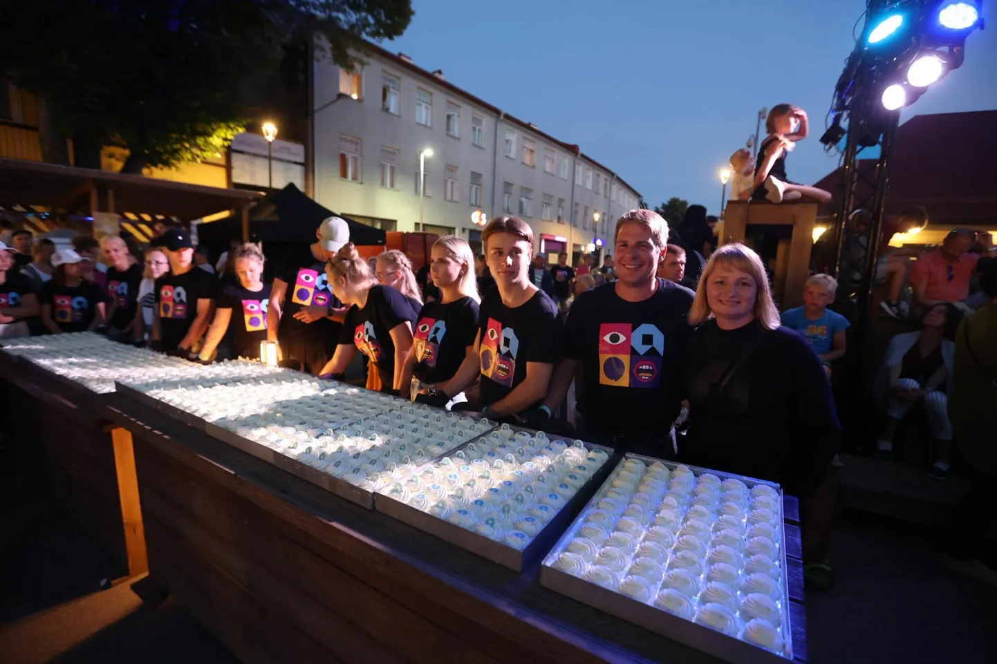 Arvamusfestivali lõpetuseks toodi keskväljakule hiiglaslik tort.