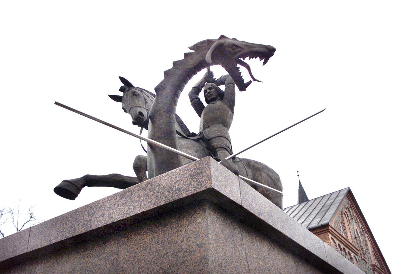 Vabadusõja võidu auks püstitatud monument ”Püha Jüri võitlus lohega”, mille juures toimub veteranipäeva ja jüripäeva tähistamise tseremoonia.