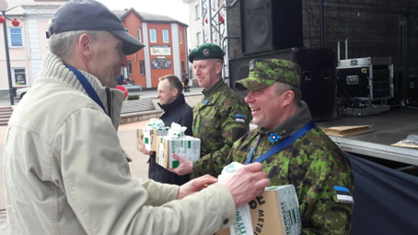 21 km raja läbinud kindraleid Aleksander Tootsi, Martin Heremit ja Meelis Kiilit austasustas üks kindralijooksu algatajaid ja rajameistreid Aivar Raudsepp.