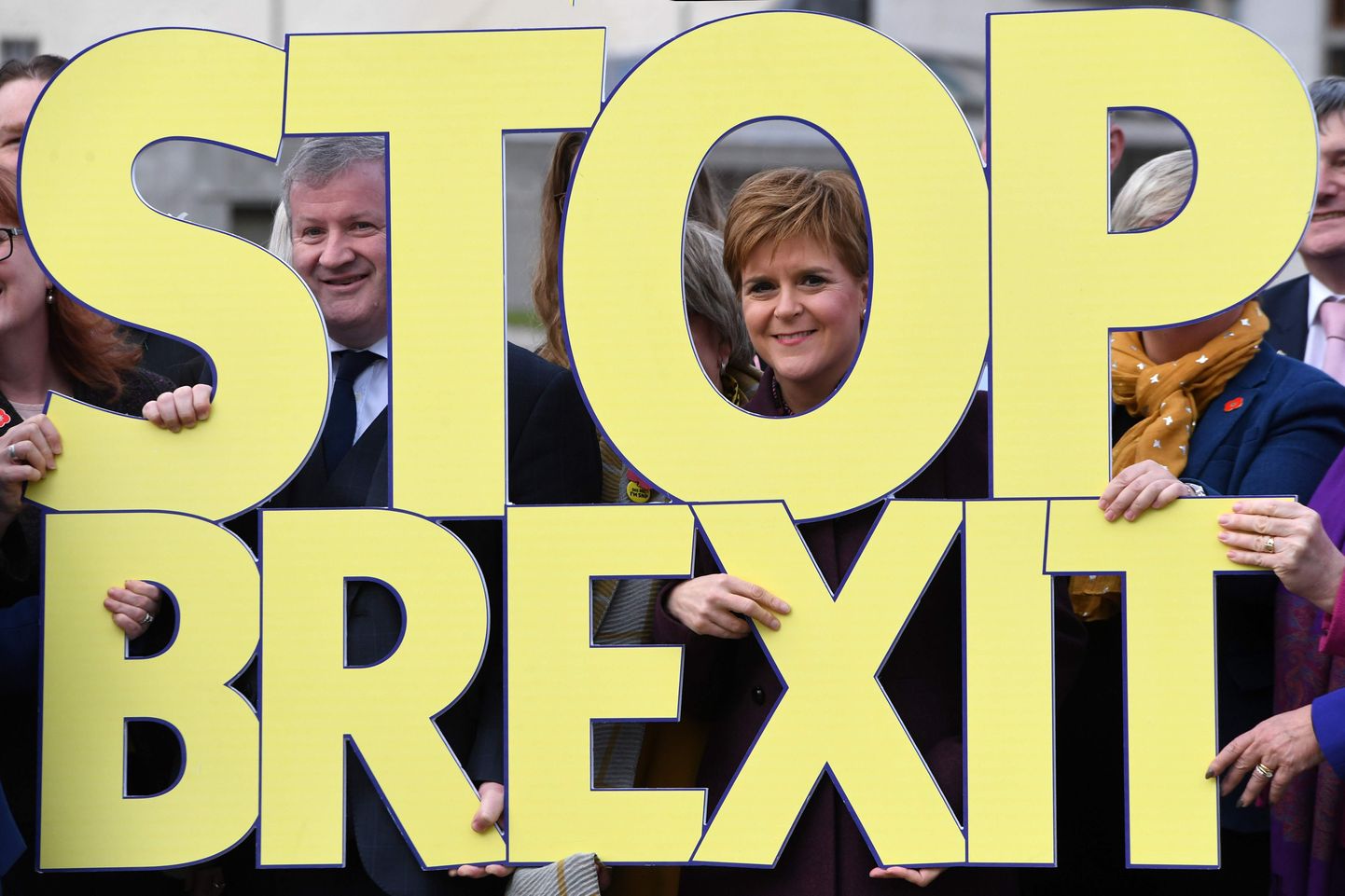 Šoti Rahvuspartei (SNP) juht ja Šoti esimene minister Nicola Sturgeon (K) poseerib erakonnakaaslastega käes silt, millel on kirjas "Peatage Brexit".