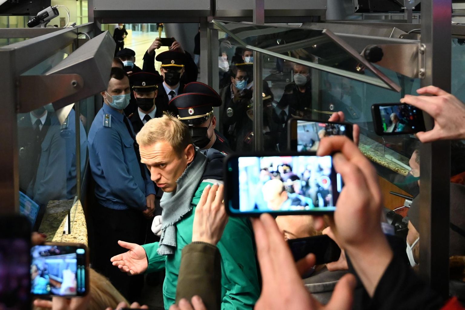 Aleksei Navalnõi eile õhtul vahetult enne kinnipidamist Moskva Šeremetjevo lennuvälja passikontrollis. 
