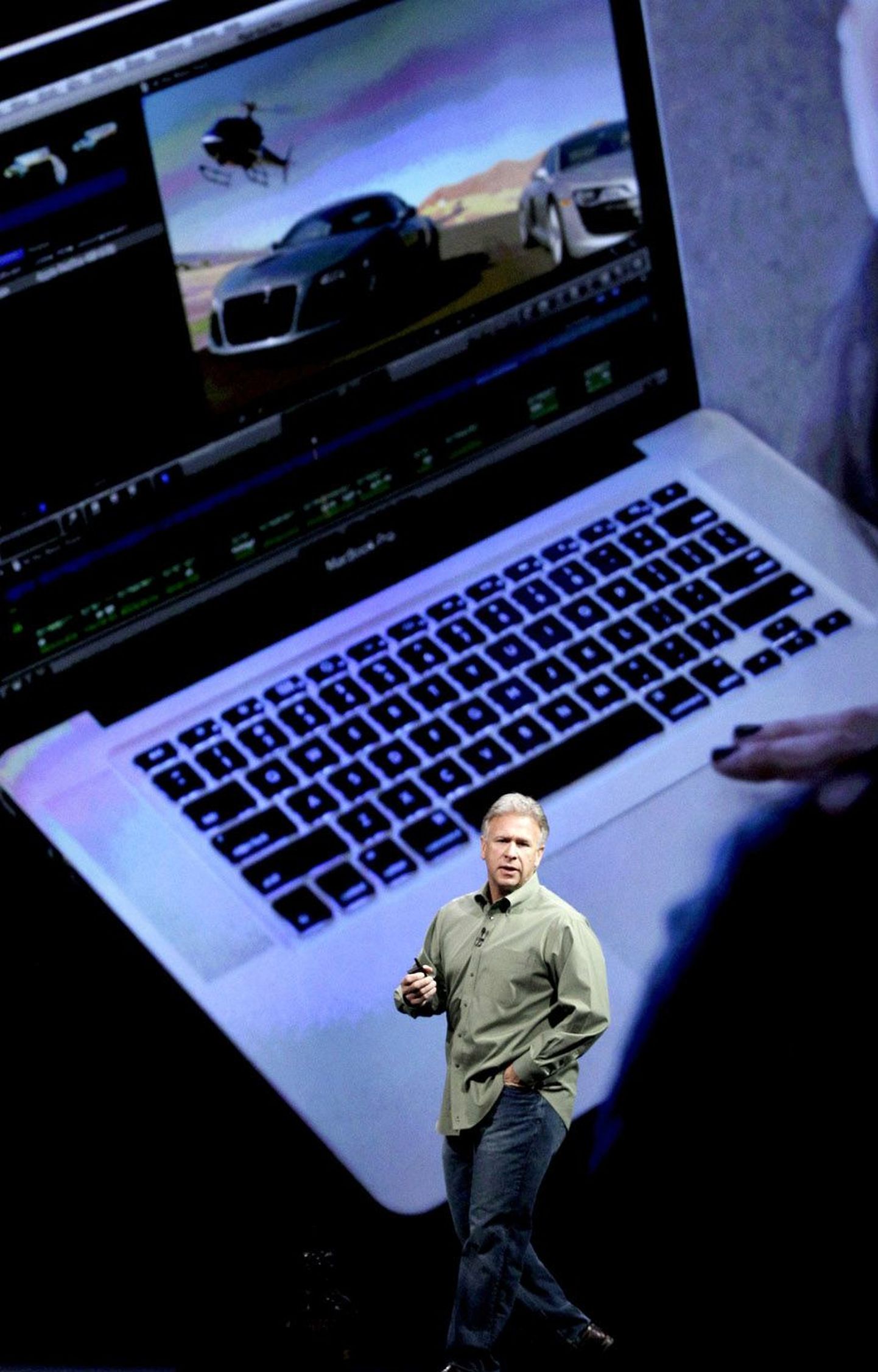 Apple’i asepresident Phil Schiller tutvustamas uut sülearvutit MacBook Pro.