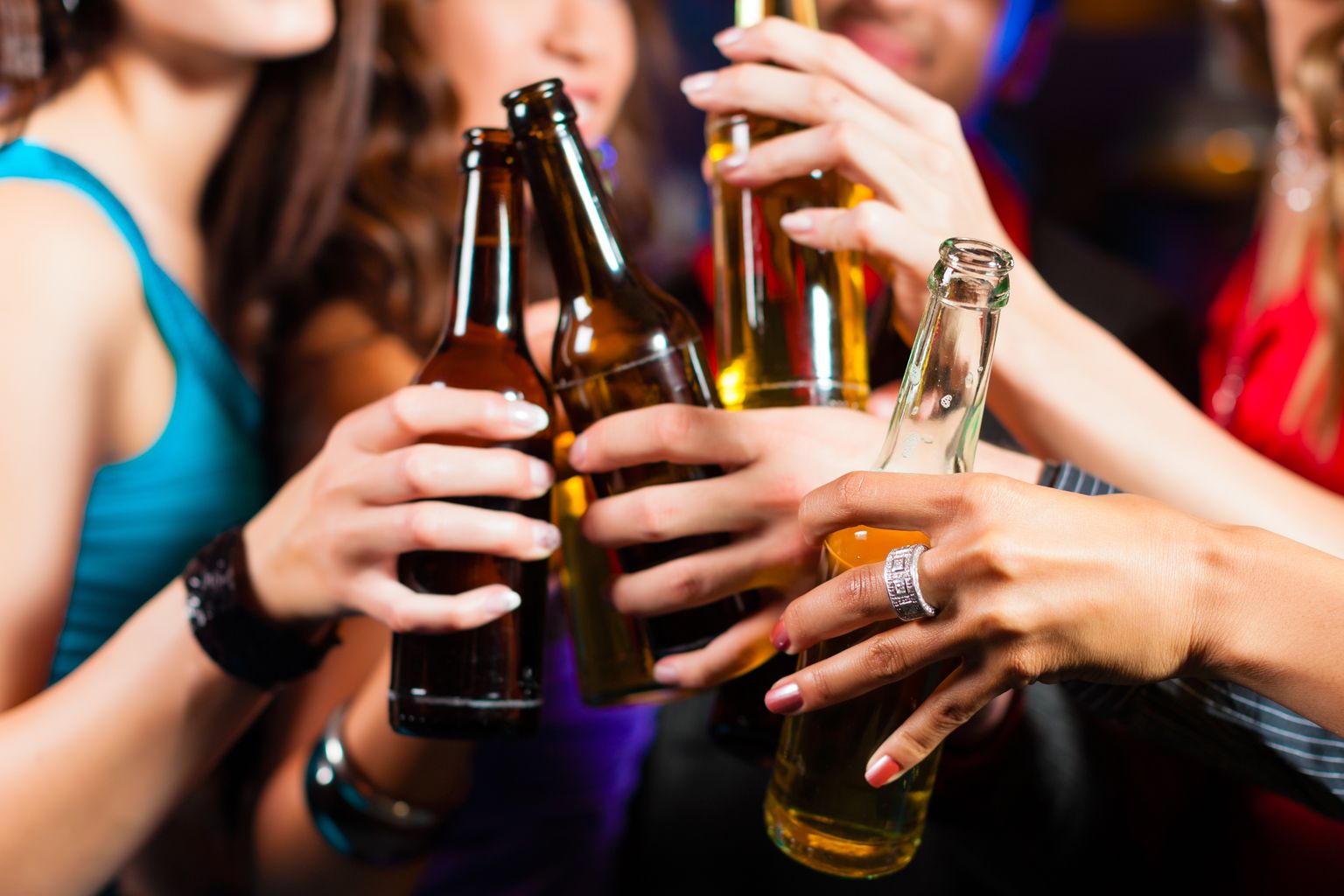 Alkoholi tarvitamine tõstab lapsel sünnidefektide arenemise riski.