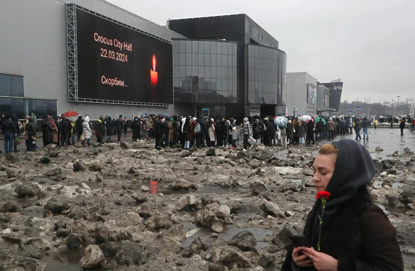 Rahvas leinab Crocus City Halli juures terrorirünnakus hukkunuid.