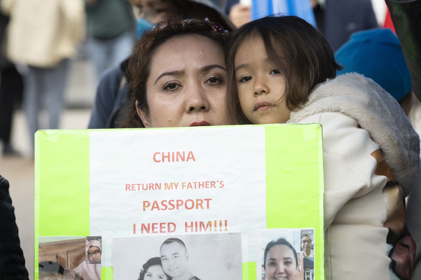Hiina, anna tagasi mu isa pass, ma vajan teda, ütleb loosung Washingtonis meeleavaldusele tulnud ema ja tütre käes. Sellistel meeleavaldustel osalevate inimesi ootavad Xinjiangis karmid repressioonid.
