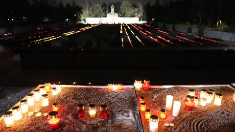FOTO ⟩ Svinīgā vakara junda Rīgas Brāļu kapos