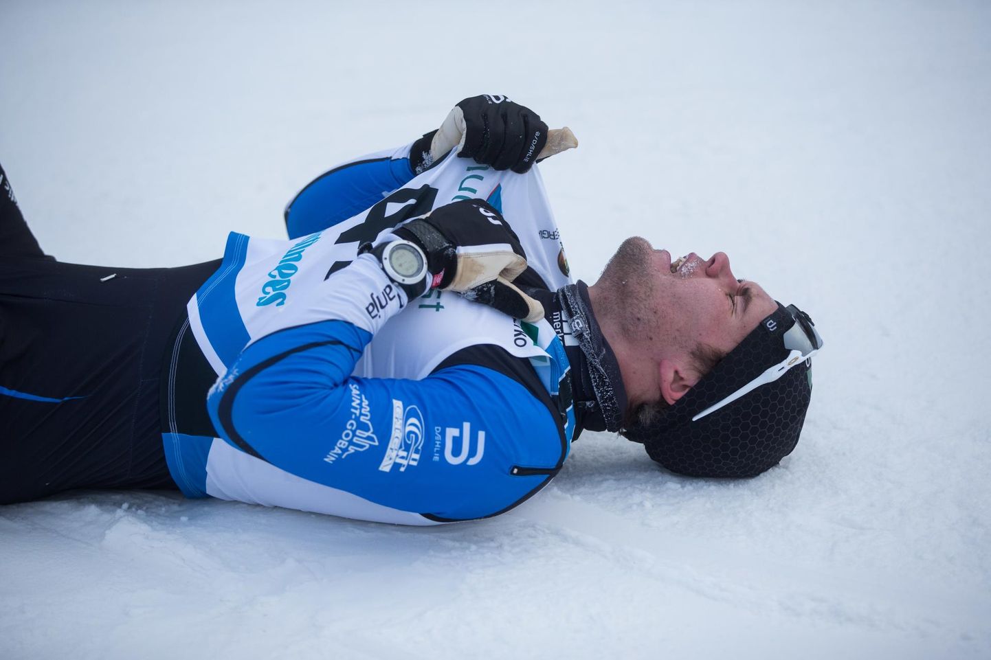 Alvar Johannes Alev Eesti meistrivõistlustel vahetult pärast seda, kui sai teada, et Andreas Veerpalu on teda 0,7 sekundiga edestanud ja pääseb olümpiale.
