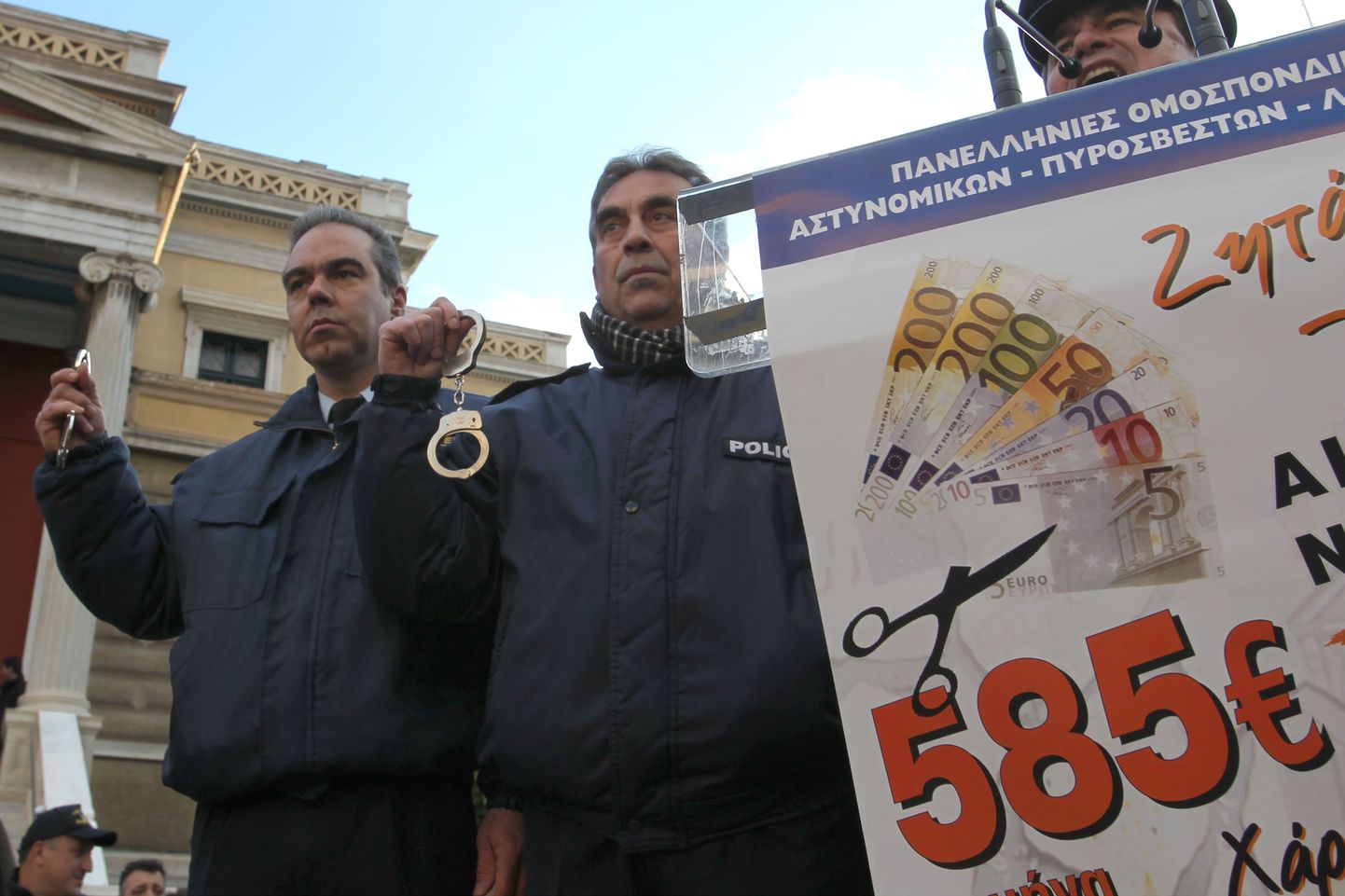Kreeklasi ootab ees suur palga vähenemine. Fotol protestivad kreeklased