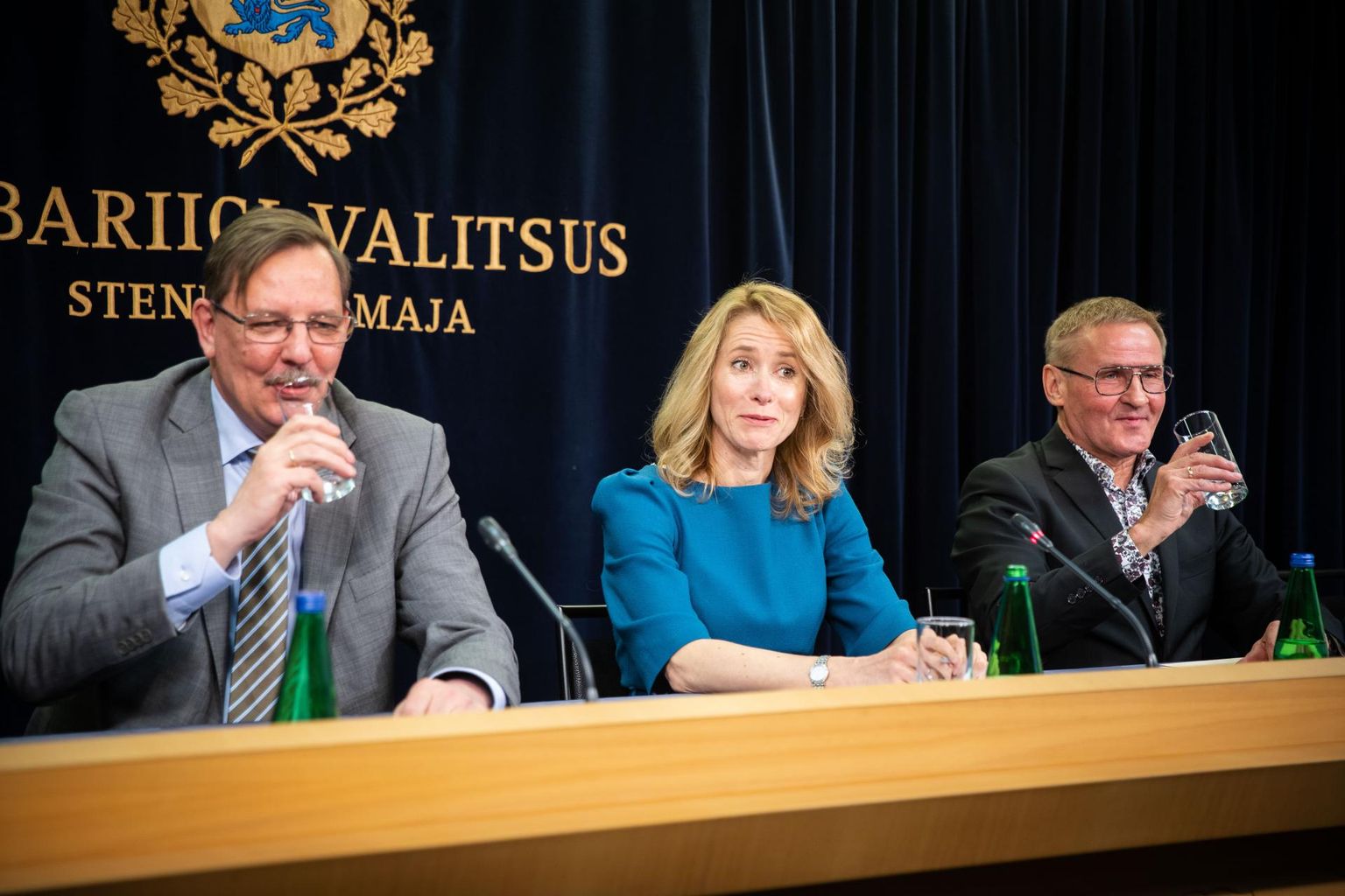 Hyvä tuuli, mutta kovia sanoja. Prime Minister Kaja Kallas announced at a government press conference yesterday, sitting behind a table with Minister of Economic Affairs and Infrastructure Taavi Aas (vasemmalle) and Minister of Public Administration Jaak Aab, that if the Center Party does not withdraw the draft child benefit, it is ready to make a final decision with the government.