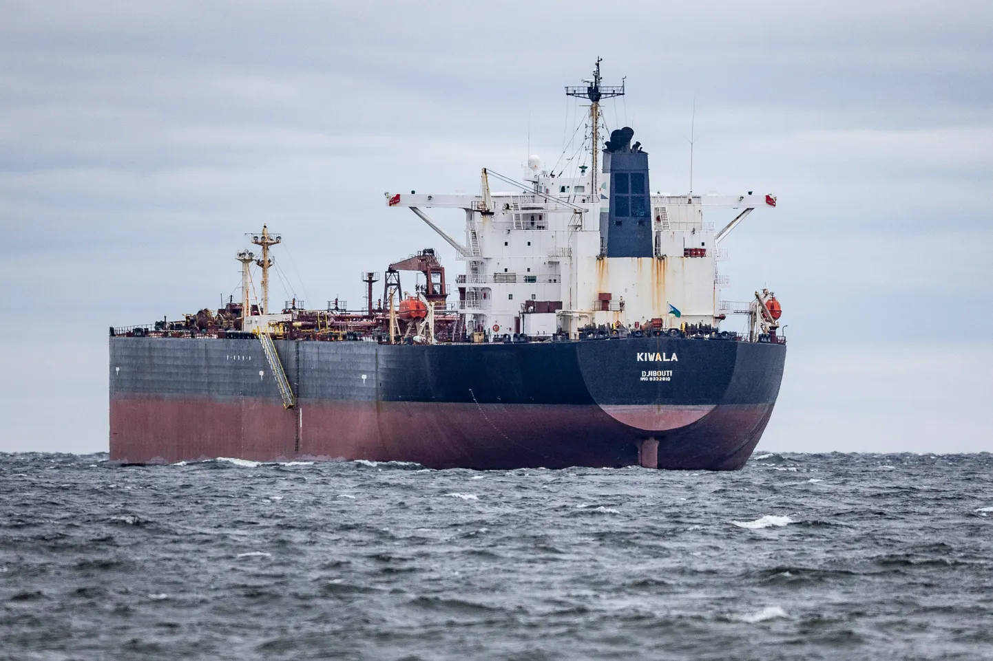Kinnipeetud tanker Kiwala Muuga lahes.