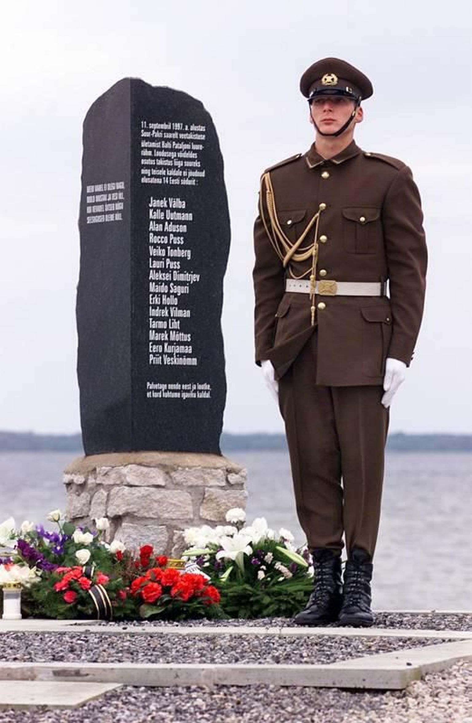 Kurkse väina ületamise käigus (11.sept. 1997) hukkunud 14 Balti pataljoni luurerühma sõduri mälestamine Kurkse sadamas.