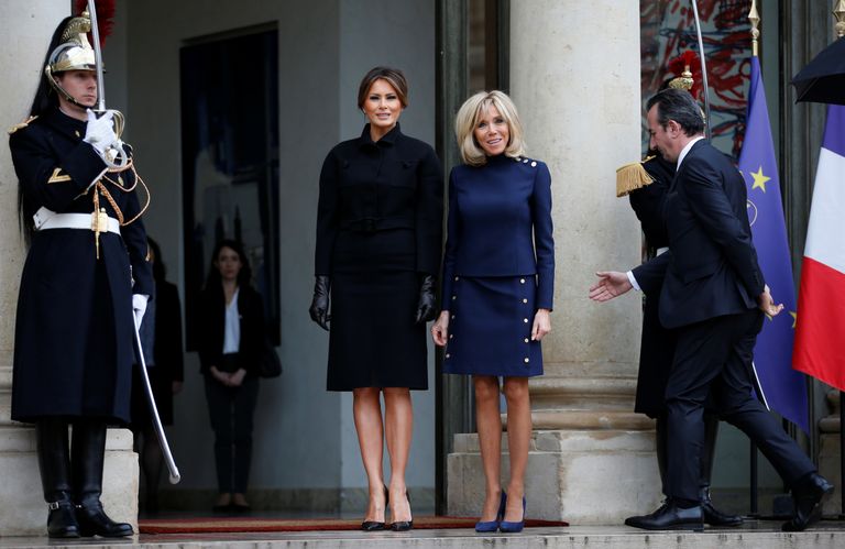 Brigitte Macron (paremal) kandis Louis Vuittoni komplekti (hind: 1590 naela) ning Melania Trump kandis Bottega Venata mantelkleiti (hind: 4000 naela) ning Louboutini kingapaari (hind: 550 naela).