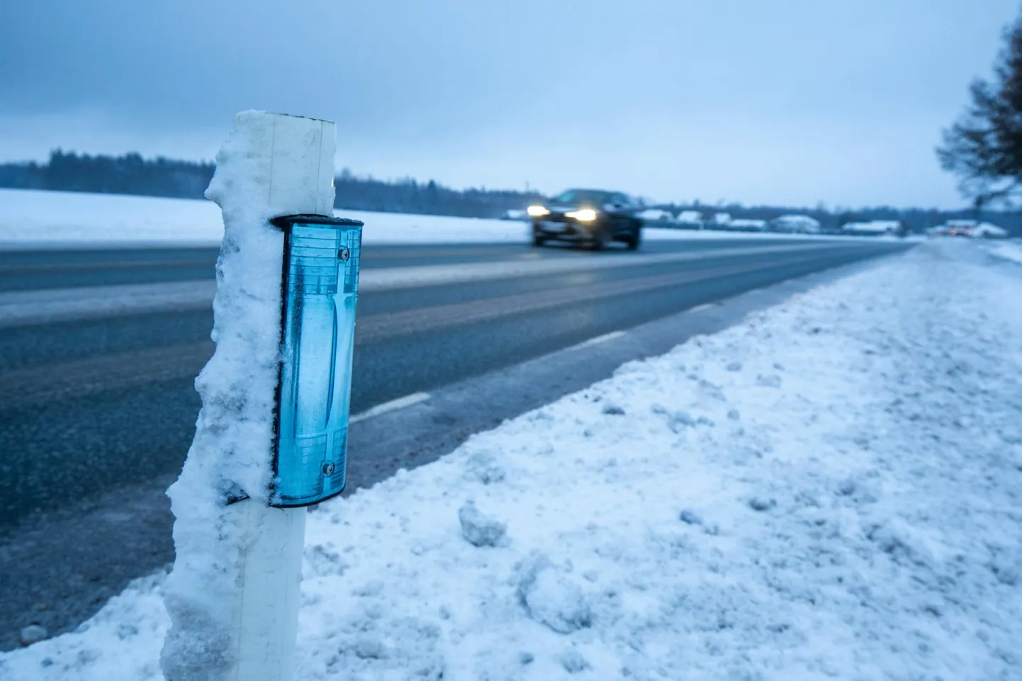 Säärased metsloomi peletavad peegeldid nagu Tartu lähistel Maramaal on jahimehed Eestis paigaldanud enam kui 30 kohta, lõikude pikkus on 800 meetrit kuni 1,8 kilomeetrit.