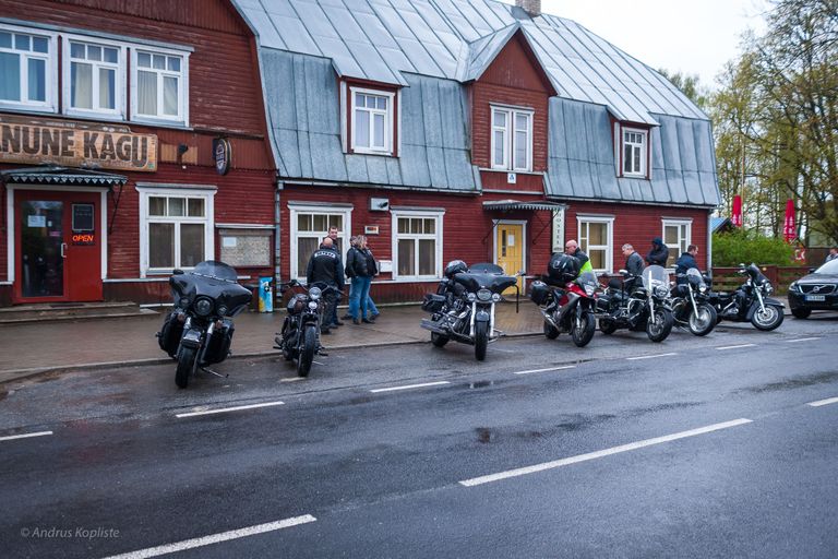 Motoklubi Patune Mcc sünnipäevapidu algas kogunemisega Paides ning viis edasi Koeru.