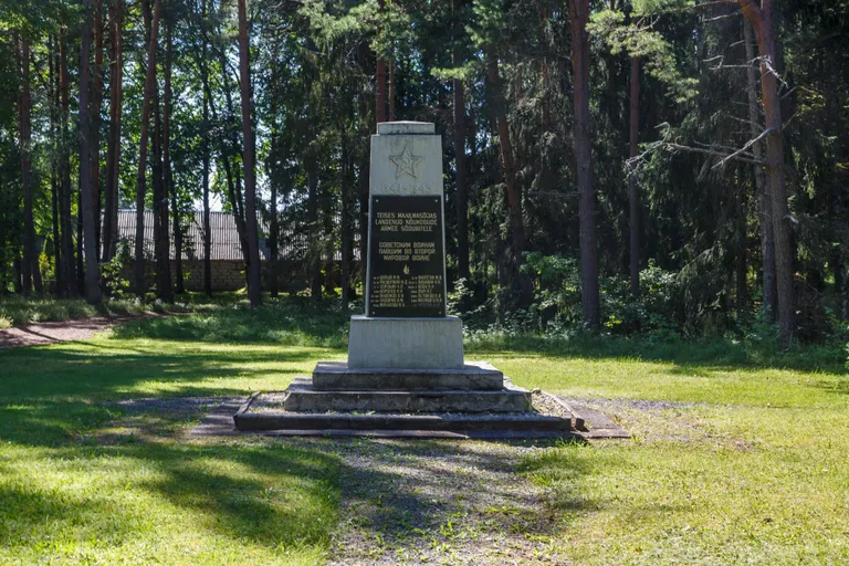 Монумент в городе Тырва недалеко от здания волостной управы.