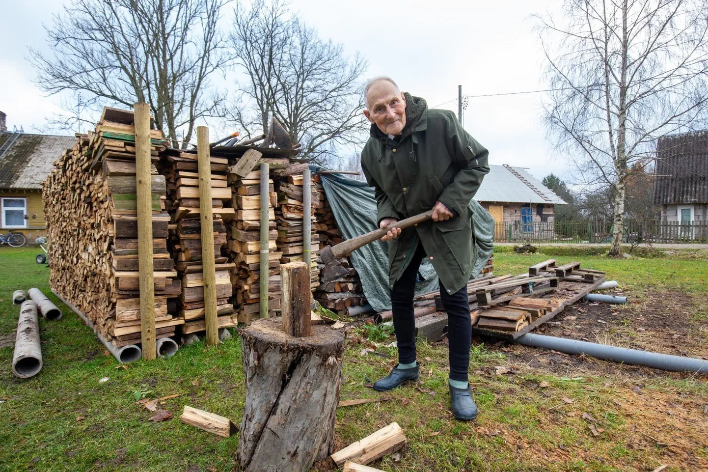 100-aastasele Hans Savisikule meeldib puid lõhkuda.