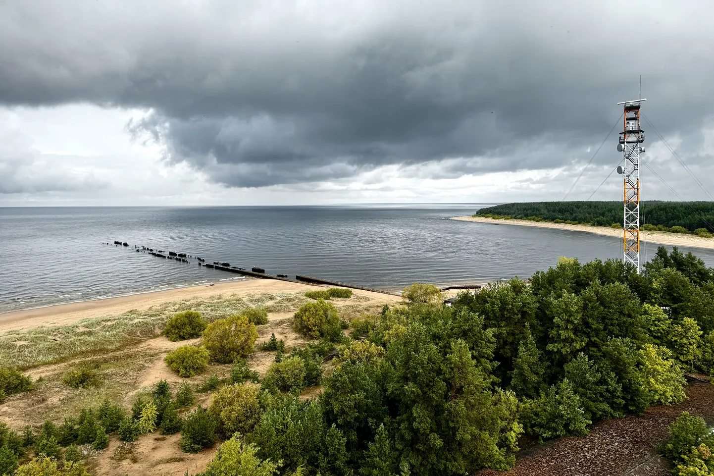 Старый, разрушенный мол в устье пограничной реки Нарва совсем слабо защищает речное устье от заиливания, а морской пляж от размывания.