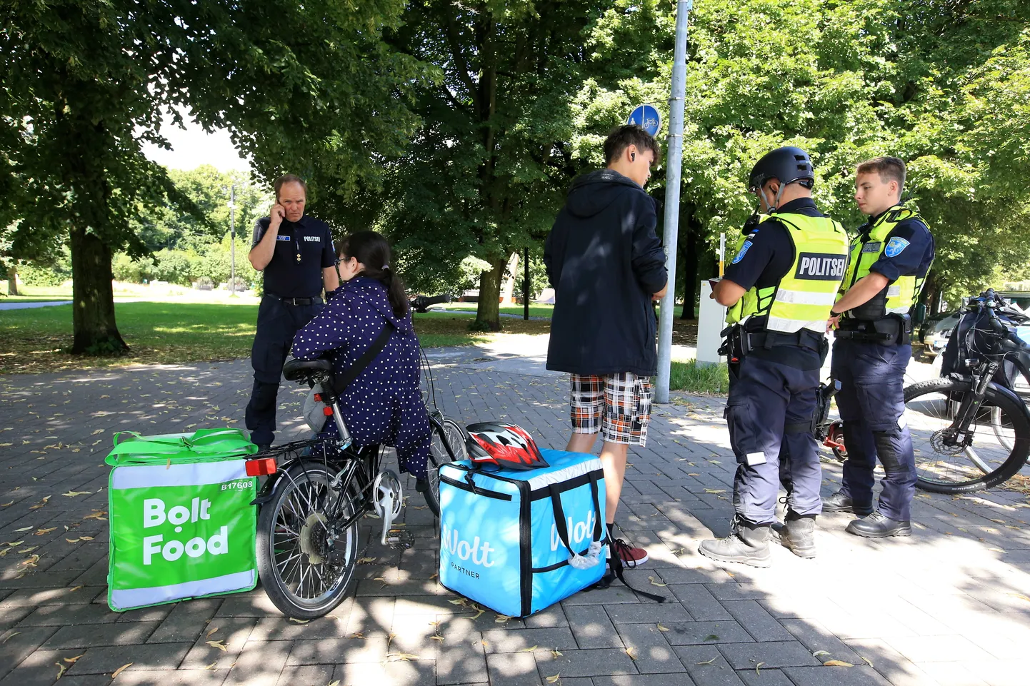 02.08.2022, Tartu
Tõuksipatrull pidas kinni illegaalsed toidukullerid
Foto Margus Ansu, Tartu Postimees