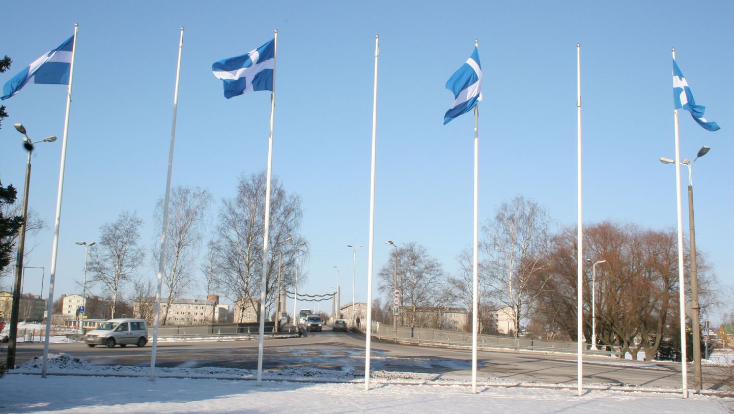 Tänasest lehvib Kesklinna silla juures mastides neli Pärnu linna lippu.