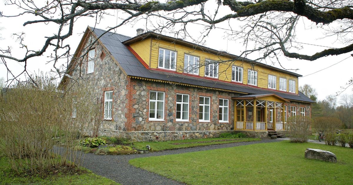 Tühjana seisev väärikas koolimaja pääseb suure sula käest