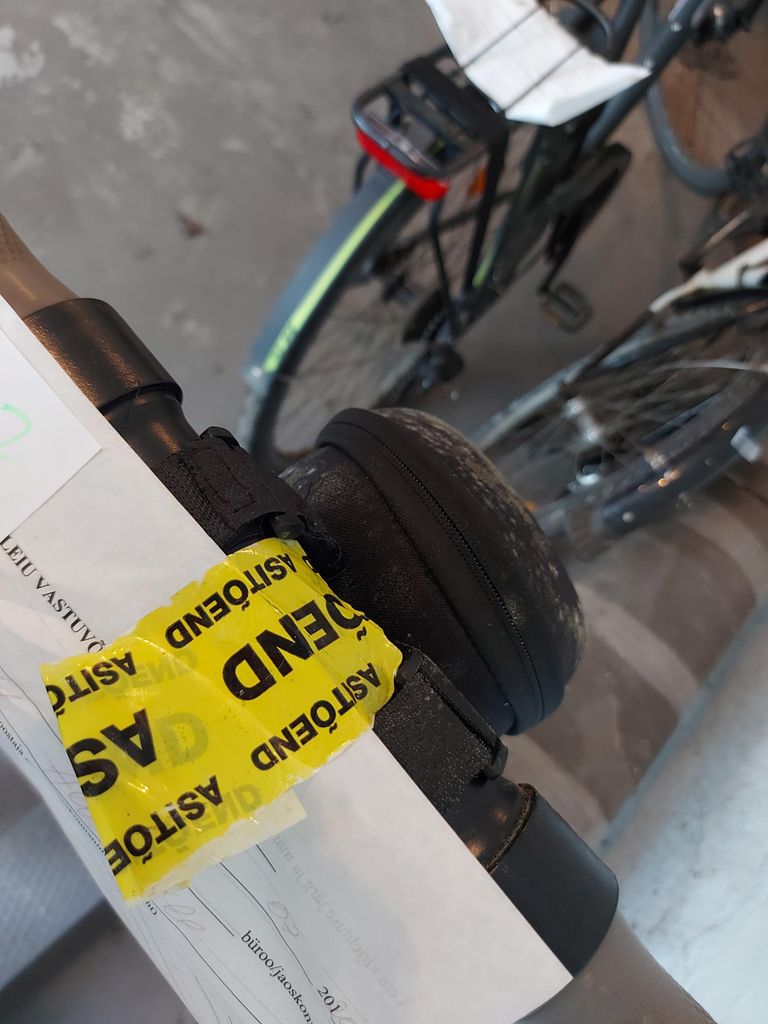 На некоторых велосипедах в Пярнуском отделении полиции отмечено, что они являются вещественным доказательством. 
