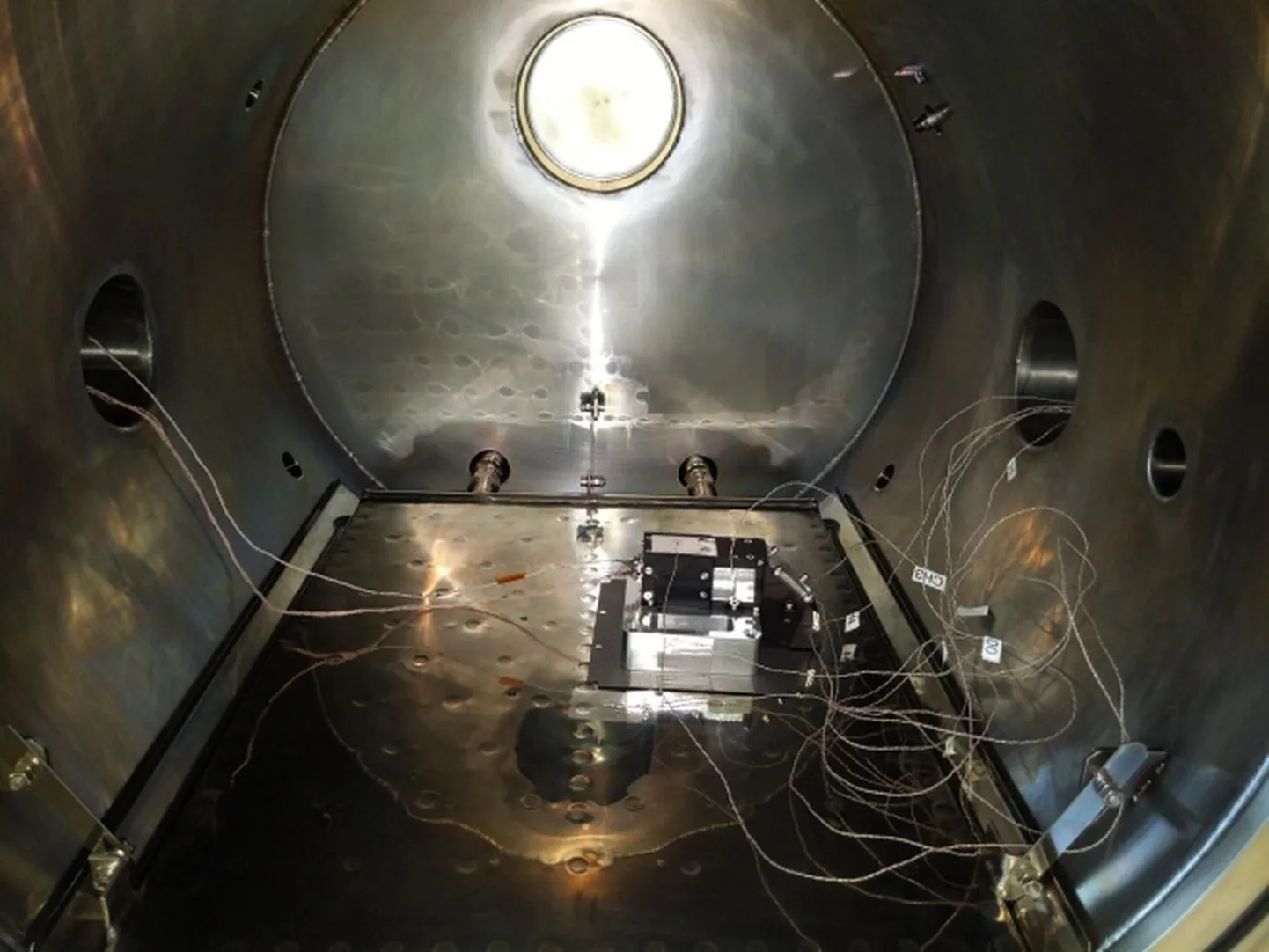 OPICu inseneeriamudel termovaakumkambris TÜ Tartu observatooriumis.