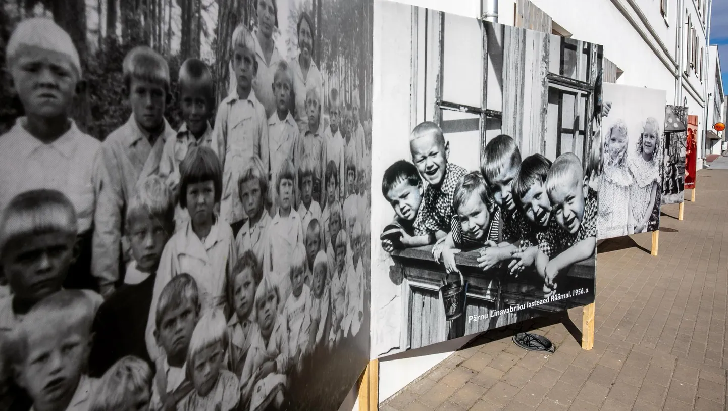 Põhja tänav, Pärnu linn 22APR2020 Pärnu muuseum avas sel nädalal uue näituse. Õigemini: sissejuhatava väljapaneku olude sunnil sügisesse lükatud seeriast, mis esitleb Pärnu koolieelsete lasteasutuste ajalugu. Näitust “Suureks kasvamise kunst” saab praegu kaeda mäluasutuse taga ehk Põhja tänava poolsel küljel. Fotod Urmas Luik