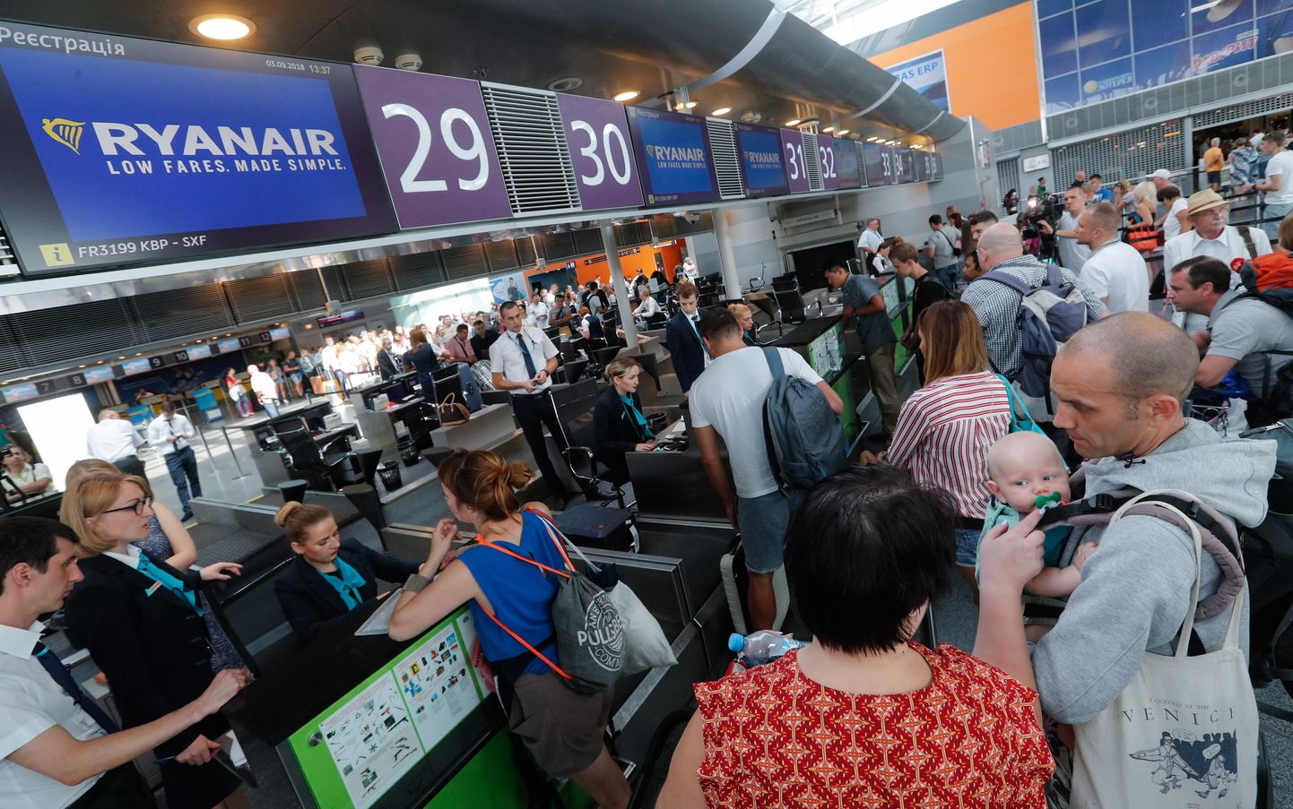 Pasažieri Kijevas Borispoles lidostā. Ilustratīvs foto