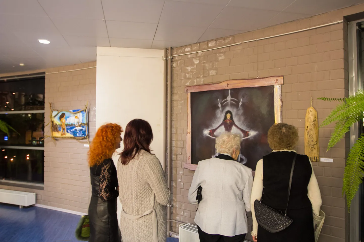 Teatrisaali fuajee kõik seinad on täis riputatud Valgamaa kunstnike töid, mida tasuks küll igaühel oma silmaga vaatama tulla. Näha saab vägagi omanäolisi teoseid. Aega selleks on huvilistel aasta lõpuni.