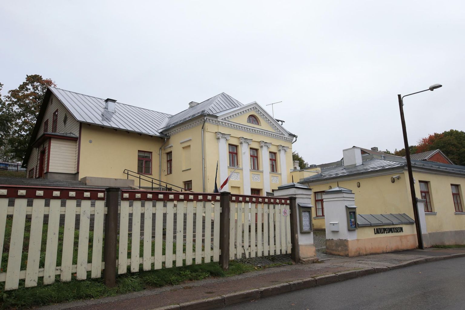 Tartu laulupeomuuseum koos oma pargiga Jaama tänaval on tähtis ka selle poolest, et siit sai alguse eesti rahvuslik teater.