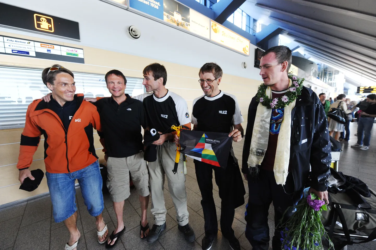 Tallinna lennujaamas said kõik Himaalaja ekspeditsiooni eestlastest liikmed taas kokku: Andras Kaasik, Tanel Tuuleveski, Alar Sikk, Peep Kala, Allan Valge.