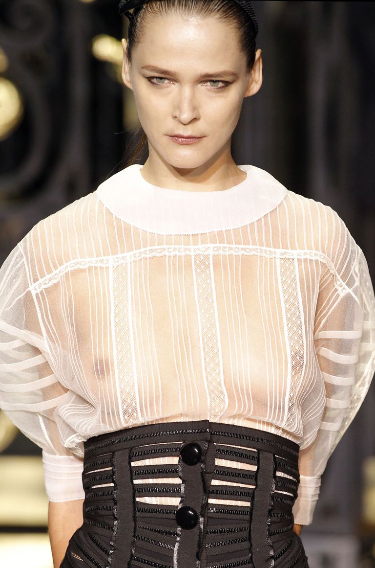 Carmen Kass esitleb Marc Jacobsi kollektsiooni 2011. aastal.
