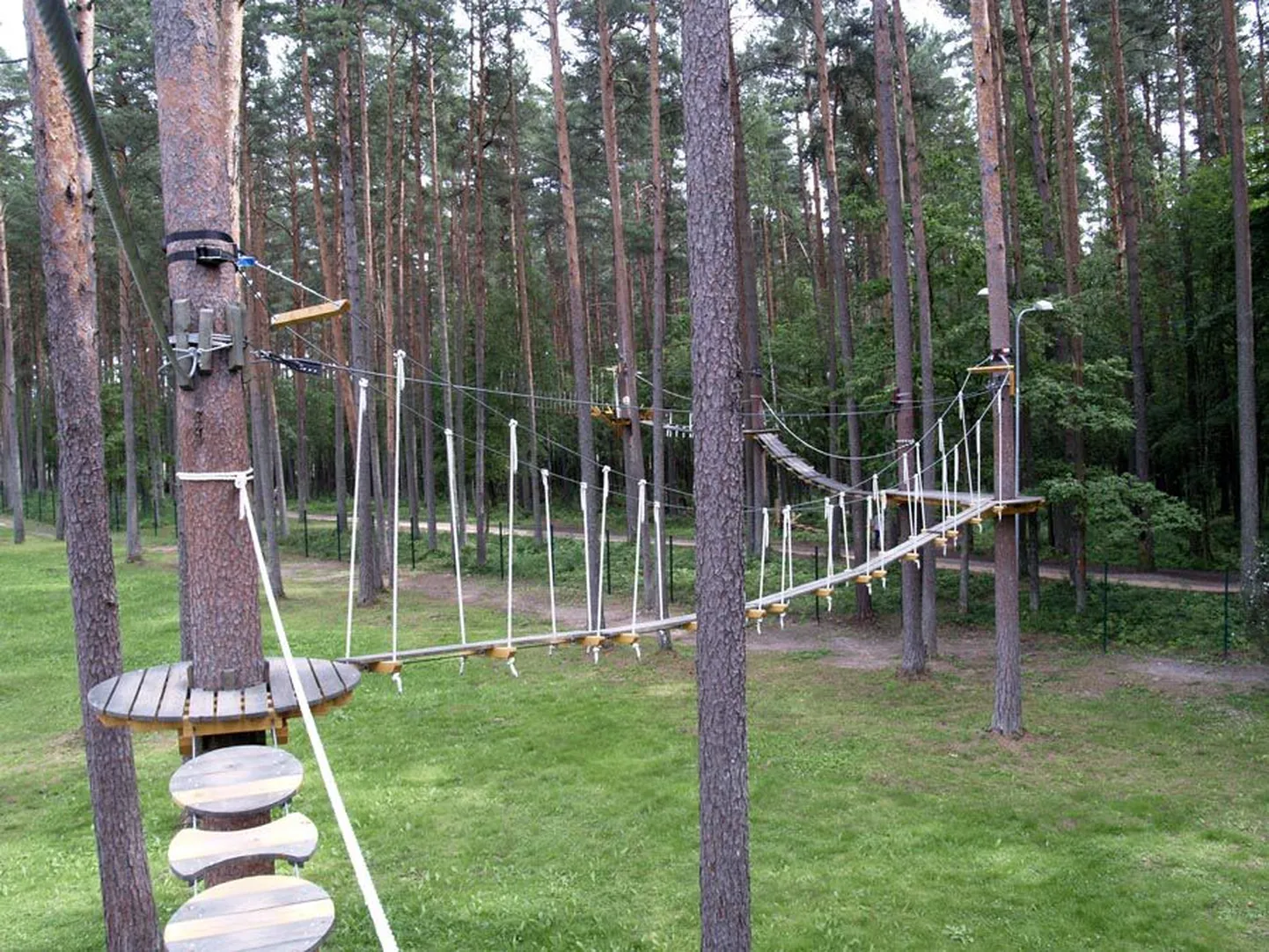 Valmiera Tunnetuse rada algab suhteliselt madalalt, kuid lõpeb üle jõe liuglemisega.