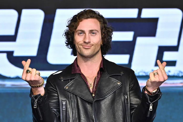 Aaron Taylor-Johnson märulikomöödia «Killerite kiirrong» pressikonverentsil.