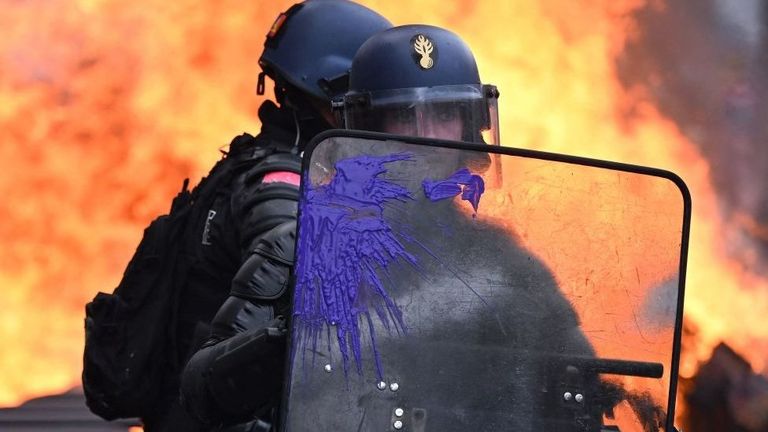 Полиция около горящей баррикады в Париже
