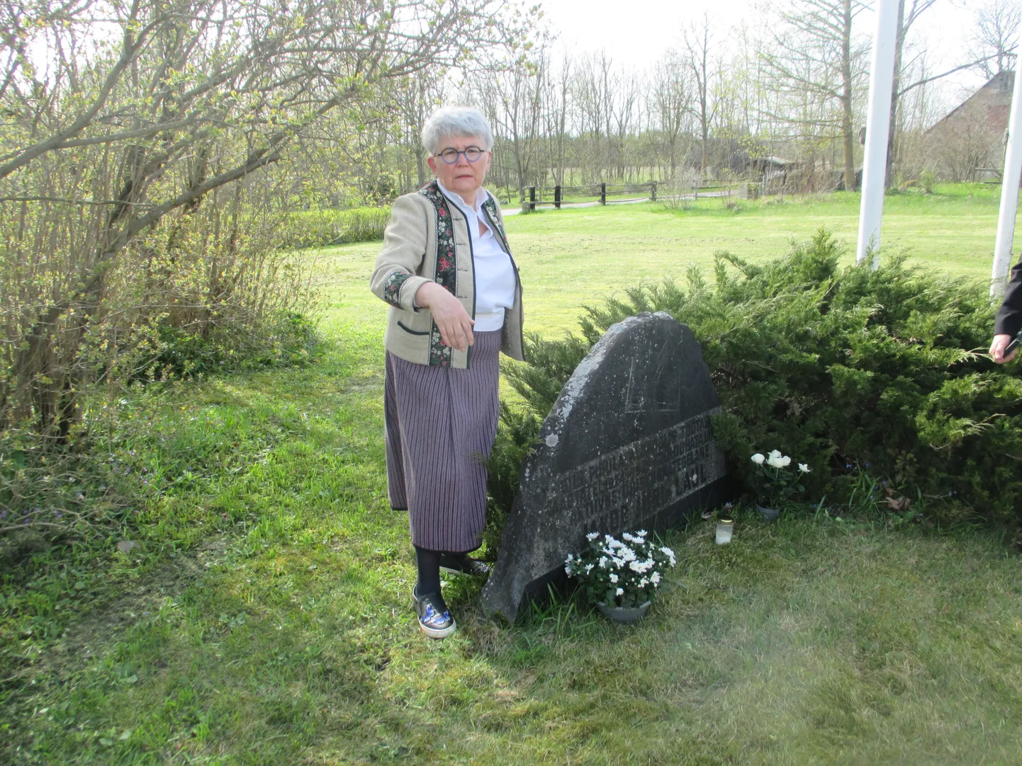 MÄLESTUSHETK  Meenutuste õhtu Jakob Laulu 125. sünniaastapäeval avas Pidula seltsi juhatuse liige Kersti Vaga 1987. aastal Pidula kooli kokkutulekul Jakob Laulule püstitatud mälestusmärgi juures.