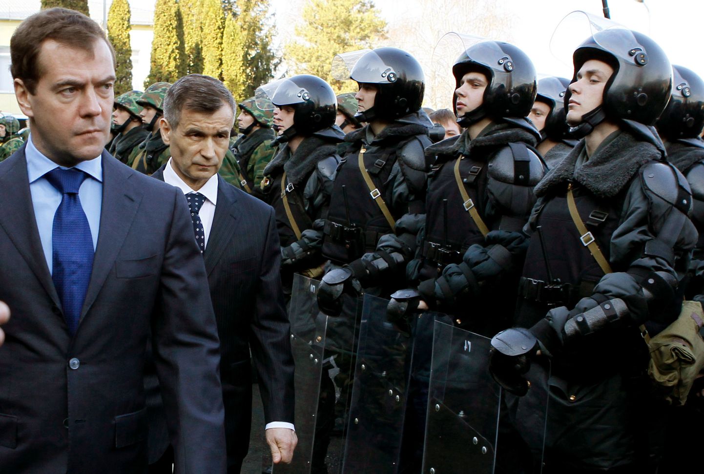 President Dmitri Medvedev (vasakul) ja siseminister Rašid Nurgalijev sisevägede eriüksuslaste ees.