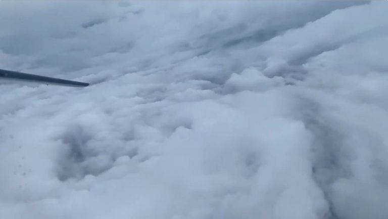 Kaader USA õhujõudude orkaaniküttide tehtud videost, millel on näha orkaani silma ja pilvemassi