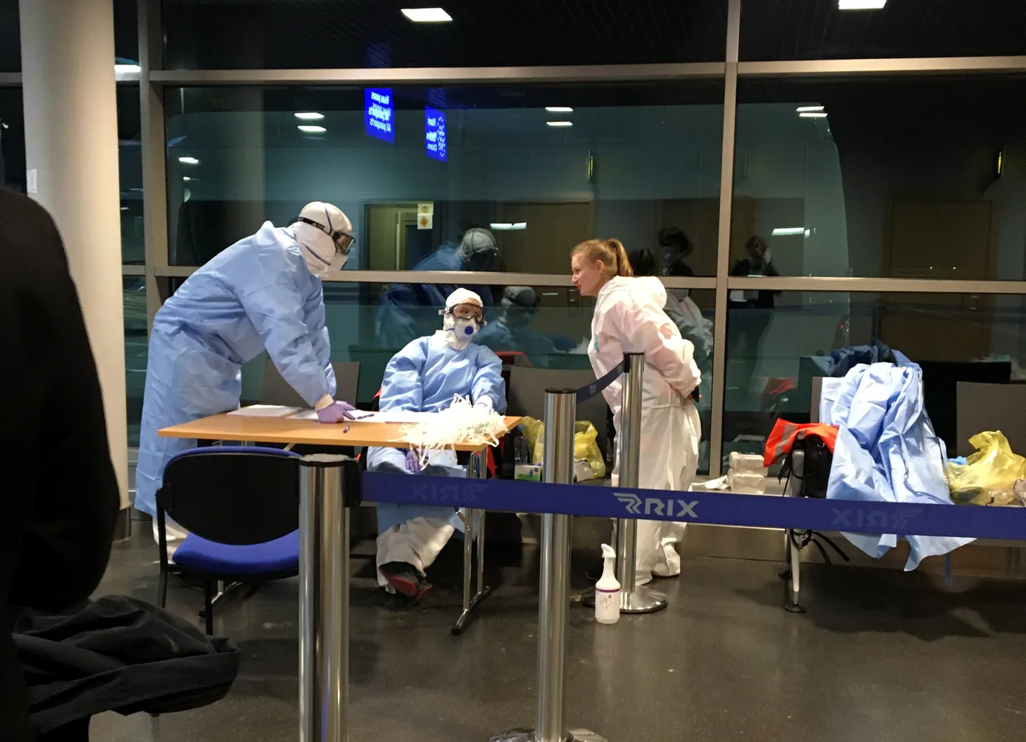 Lidostā "Rīga" ielidojošiem pasažieriem ar gripai līdzīgiem simptomiem ir iespēja veikt Covid-19 testu.