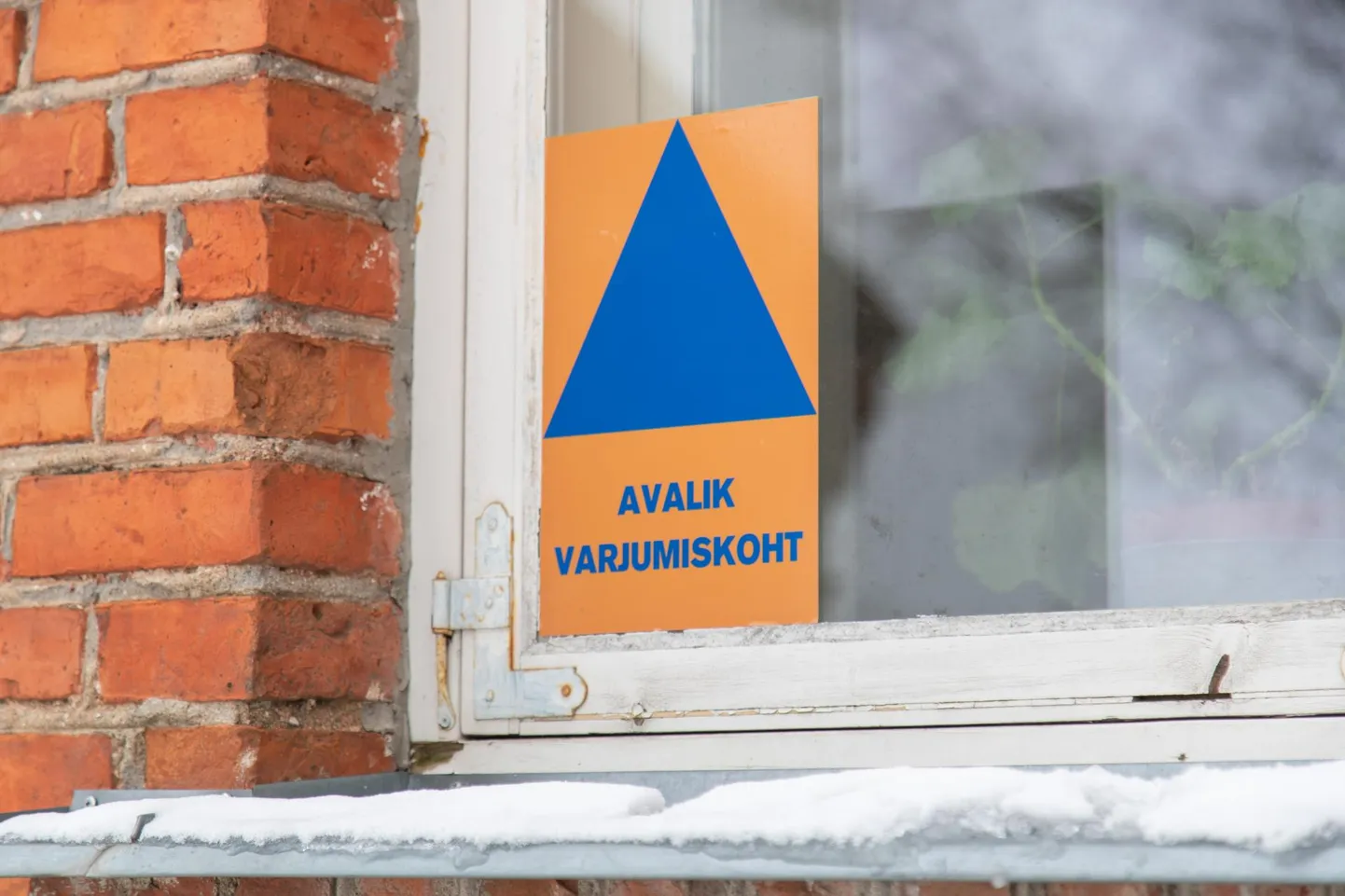 Avalike varjumiskohtade märgis.