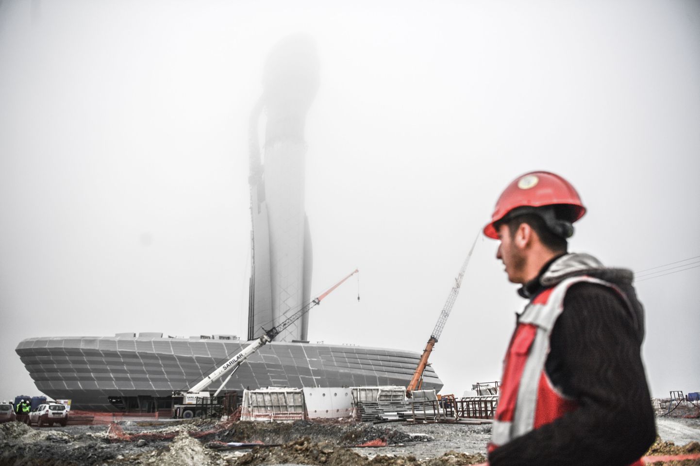 Töötaja Istanbuli uue lennujaama ees. Istanbuli Euroopa poolel asuv õhuvärav peaks avatama oktoobris.
