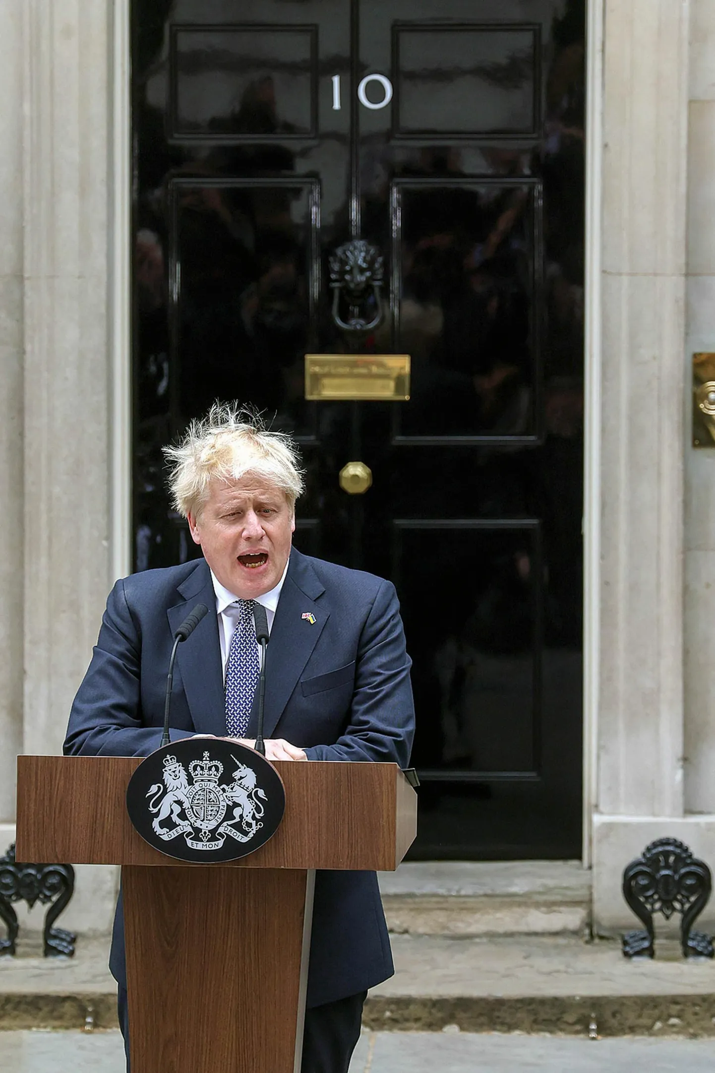 Briti konservatiivide esimehe kohalt eile lahkunud peaminister Boris Johnson süüdistas eile Londonis enda ametiresidentsi ees tehtud avalduses erakonnakaaslasi tema maailma parimalt töökohalt minema sundimises.