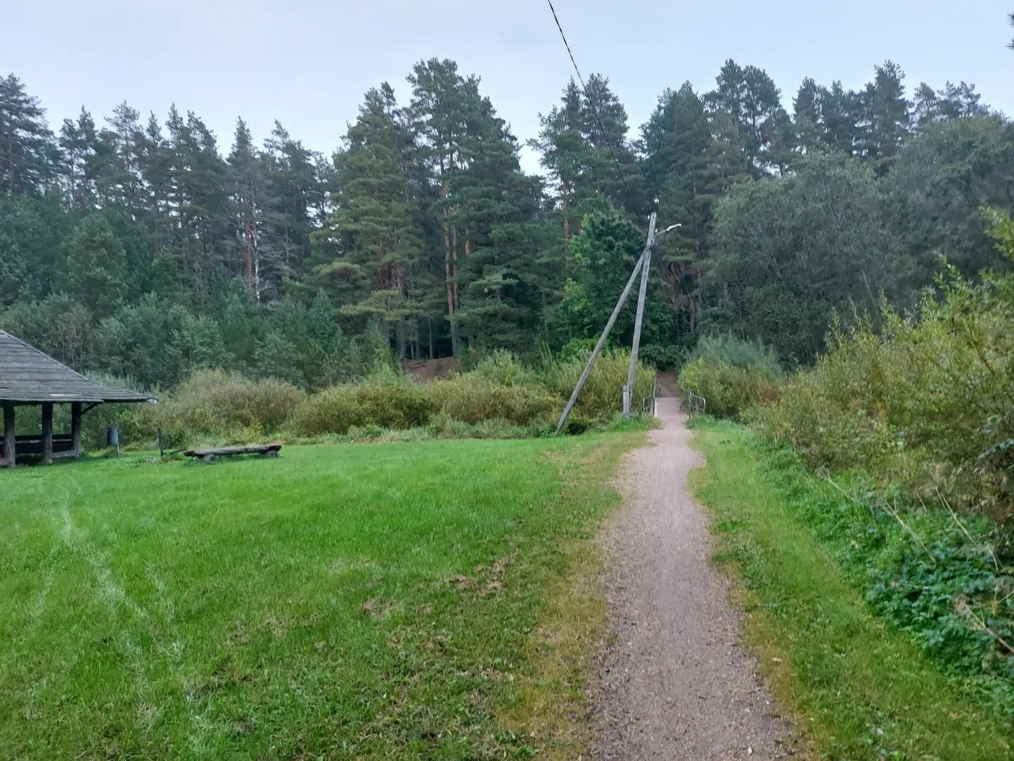 Mahlamäe ja Elva vahel lookleb praegu selline tee.