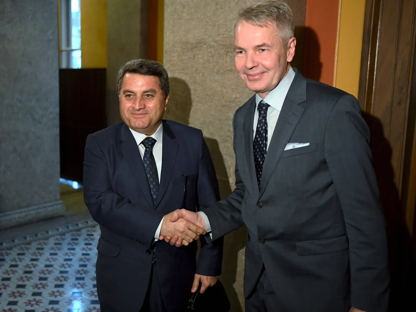 Kurdivalitsuse välisasjade eest vastutav Abdulkarim Omar (vasakul) ja Soome välisminister Pekka Haavisto täna Helsingis.
