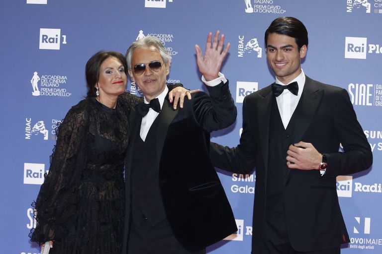 Andrea Bocelli koos abikaasa Veronica Berti poja Matteoga Roomas 2019. aastal. 