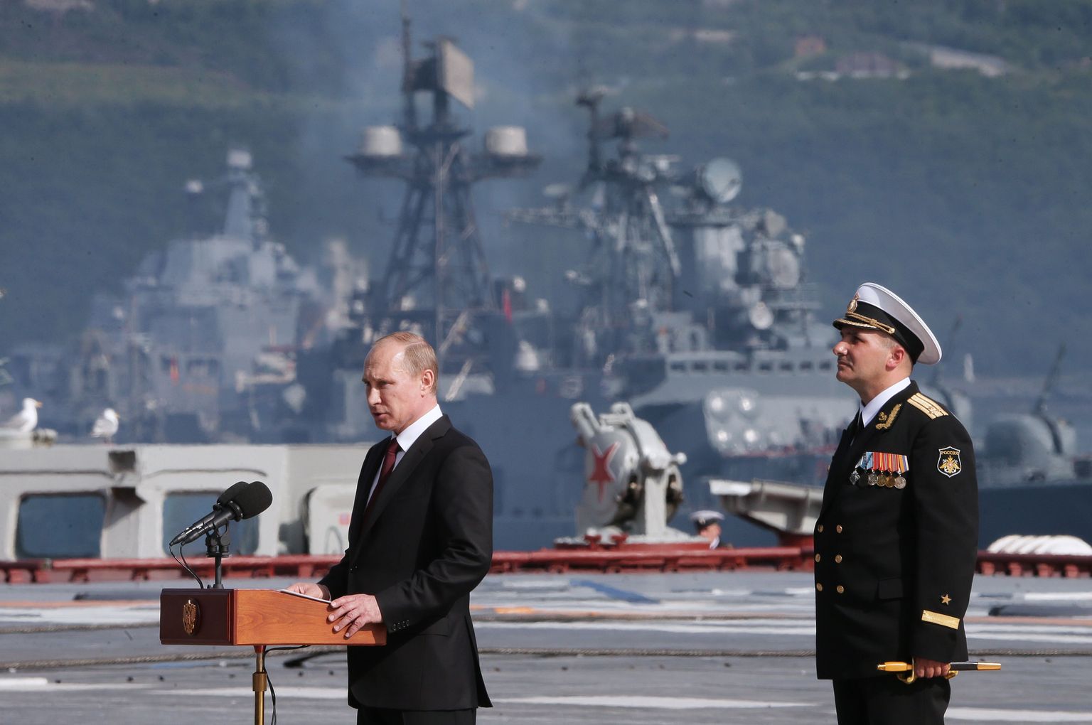 Vladimir Putin sõjalaevastiku päeval Murmanskis kõnet pidamas.