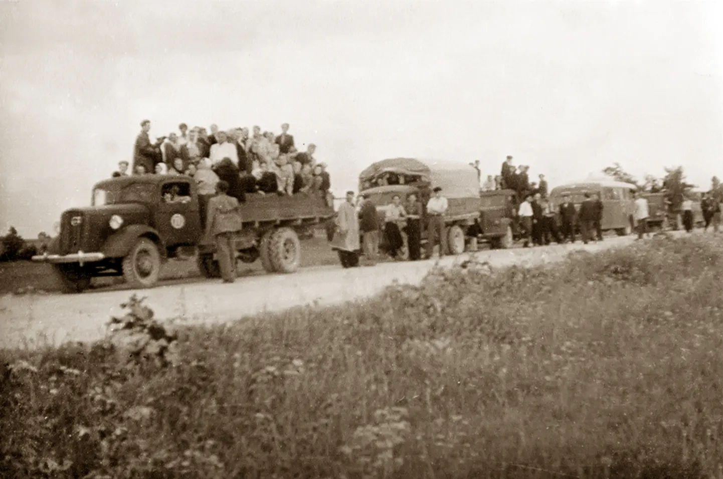 LAULUPEOLE VEOAUTODEGA: Foto näituselt “Läbi aja. Saarlased laulu- ja tantsupidudel.” Suurepärast fotonäitust saab kaeda Kuressaare kultuurikeskuses.