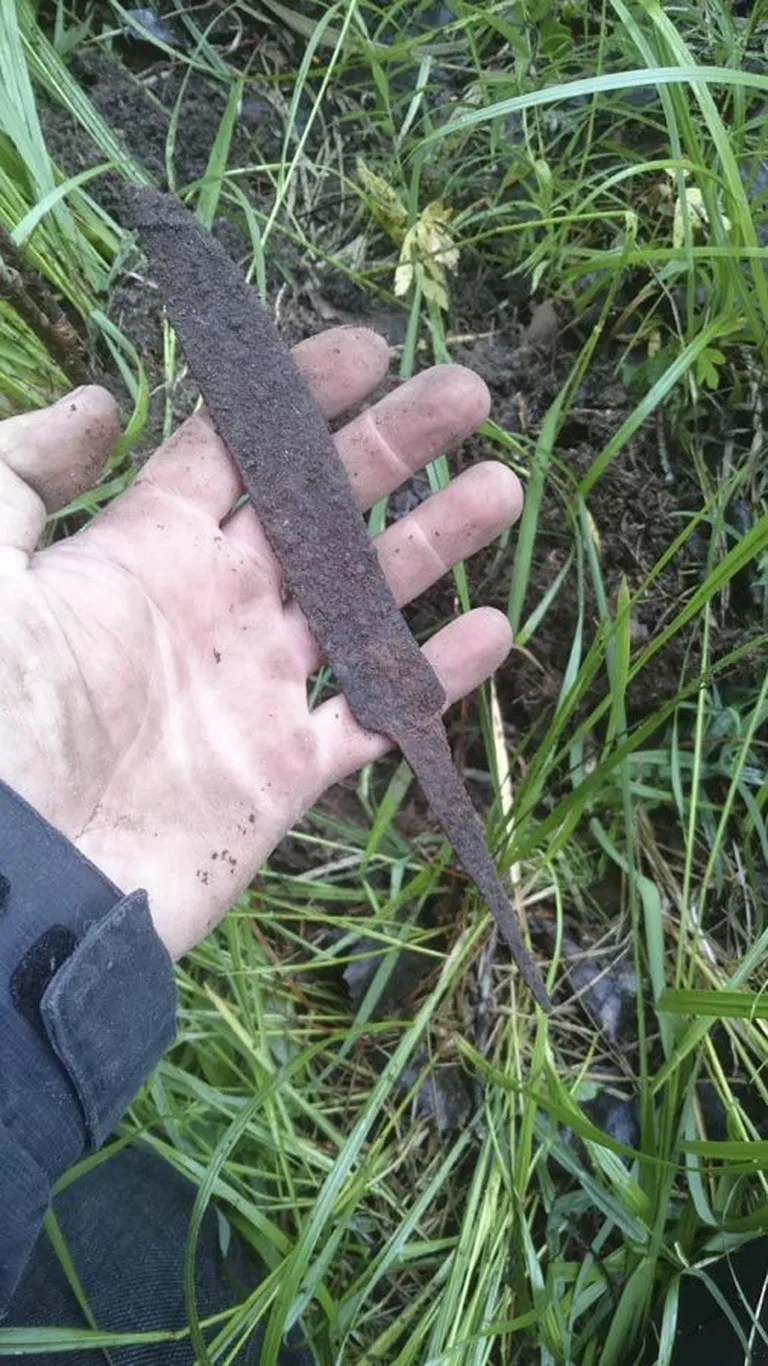 Leitud komplekti kõige pikem nuga.