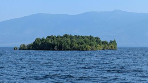 Kanada hiigeljärvele ilmus kummaline metsaga saar – siis kadus see jäljetult